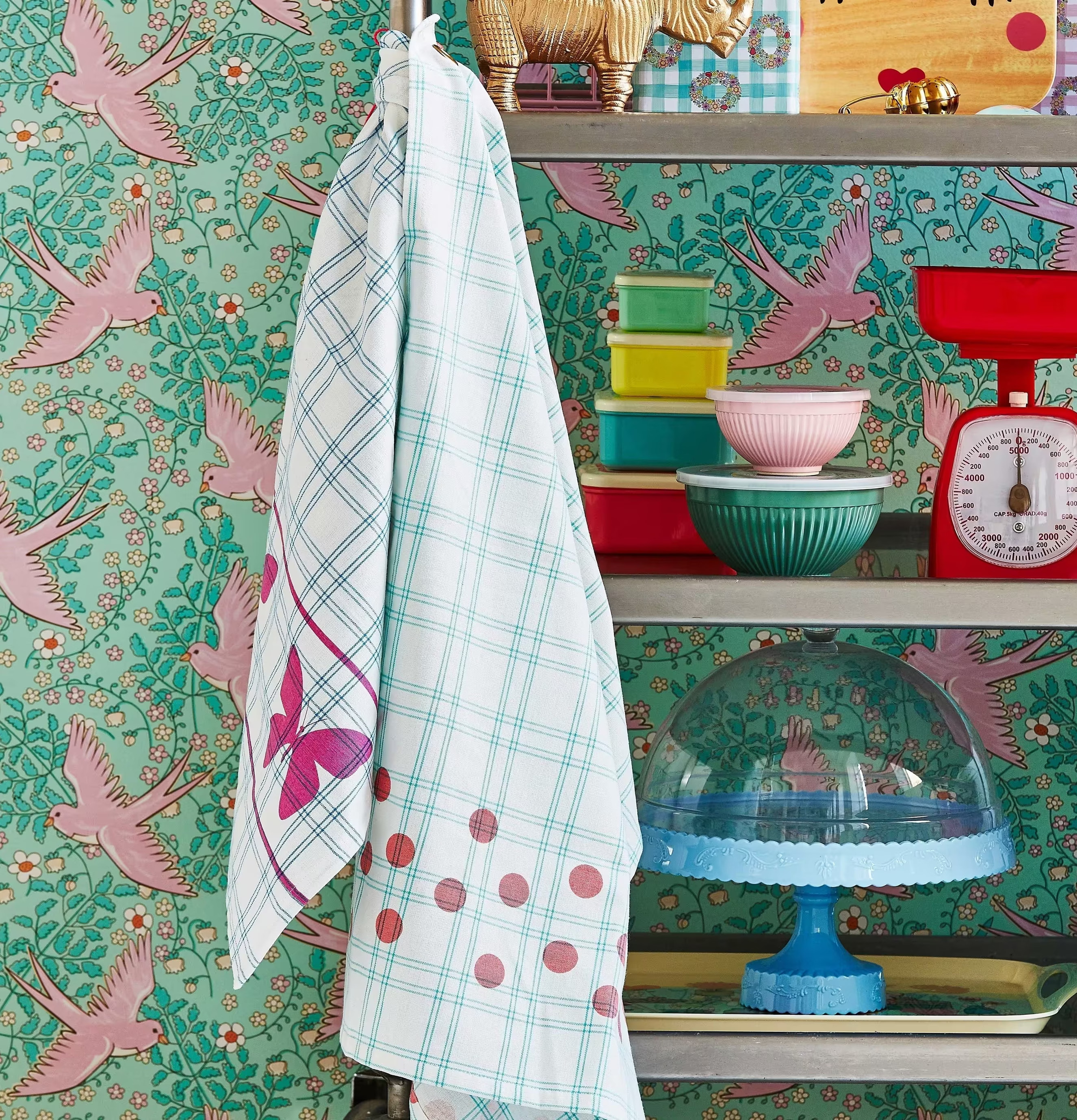 Bild av färgglatt kök med våg och förvaringsburkar