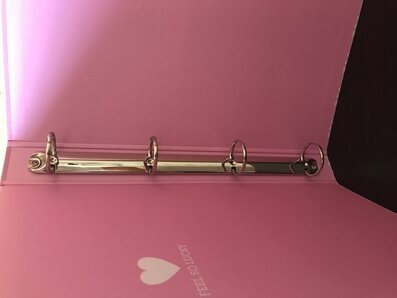 Bild av rosa A4-pärm med hjärtmotiv och ringmekanism