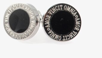 Bild av stilrena örhängen med inskription i stål