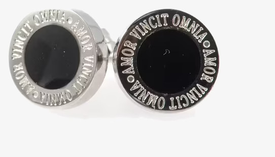 Örhängen Moe Steel/Black från Bud to Rose på vit bakgrund