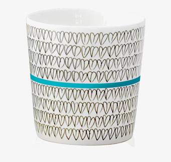 Foto av stilren kopp med hjärtmönster och turkos linje