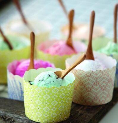 Bild av färgglada glassbägare med bambuskedar