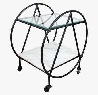 Foto av elegant serveringsvagn med glas och marmor