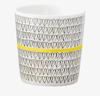 Bild av kopp med hjärtmönster och gult band