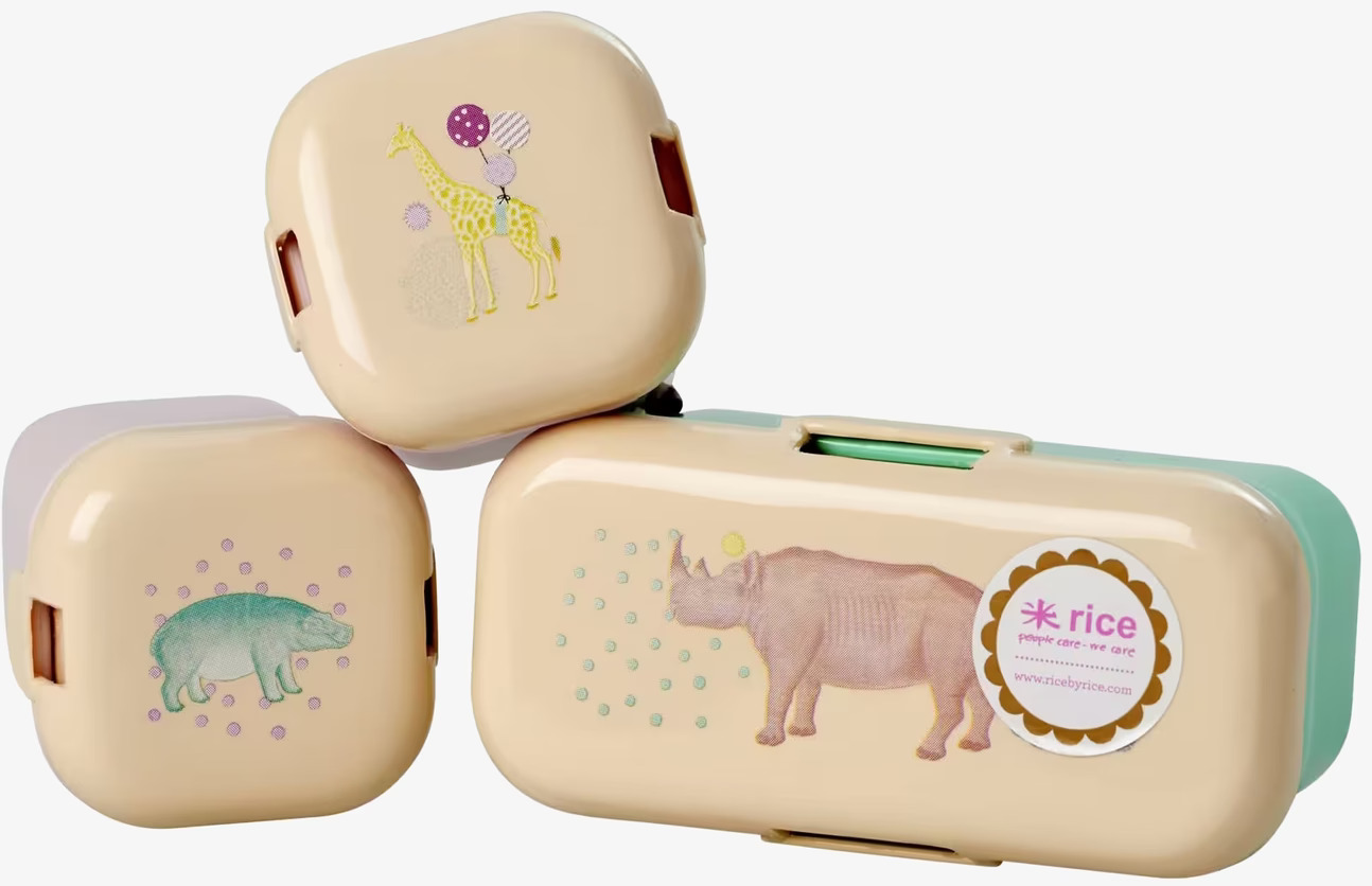 Bild av lunchboxar med djurmotiv och färgglada detaljer