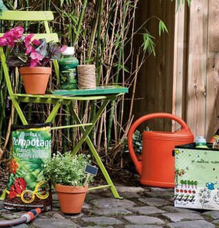 Bild av trädgårdsidyll med verktyg och naturliga element