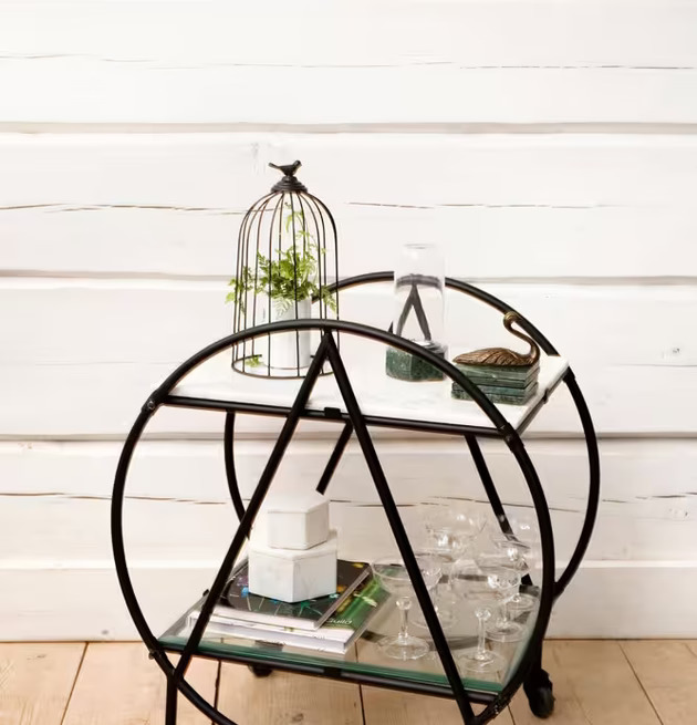 Bild av stilren serveringsvagn med glas och marmor