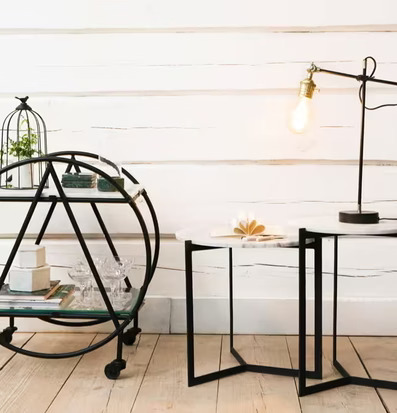 Bild av elegant inredd interiör med serveringsvagn