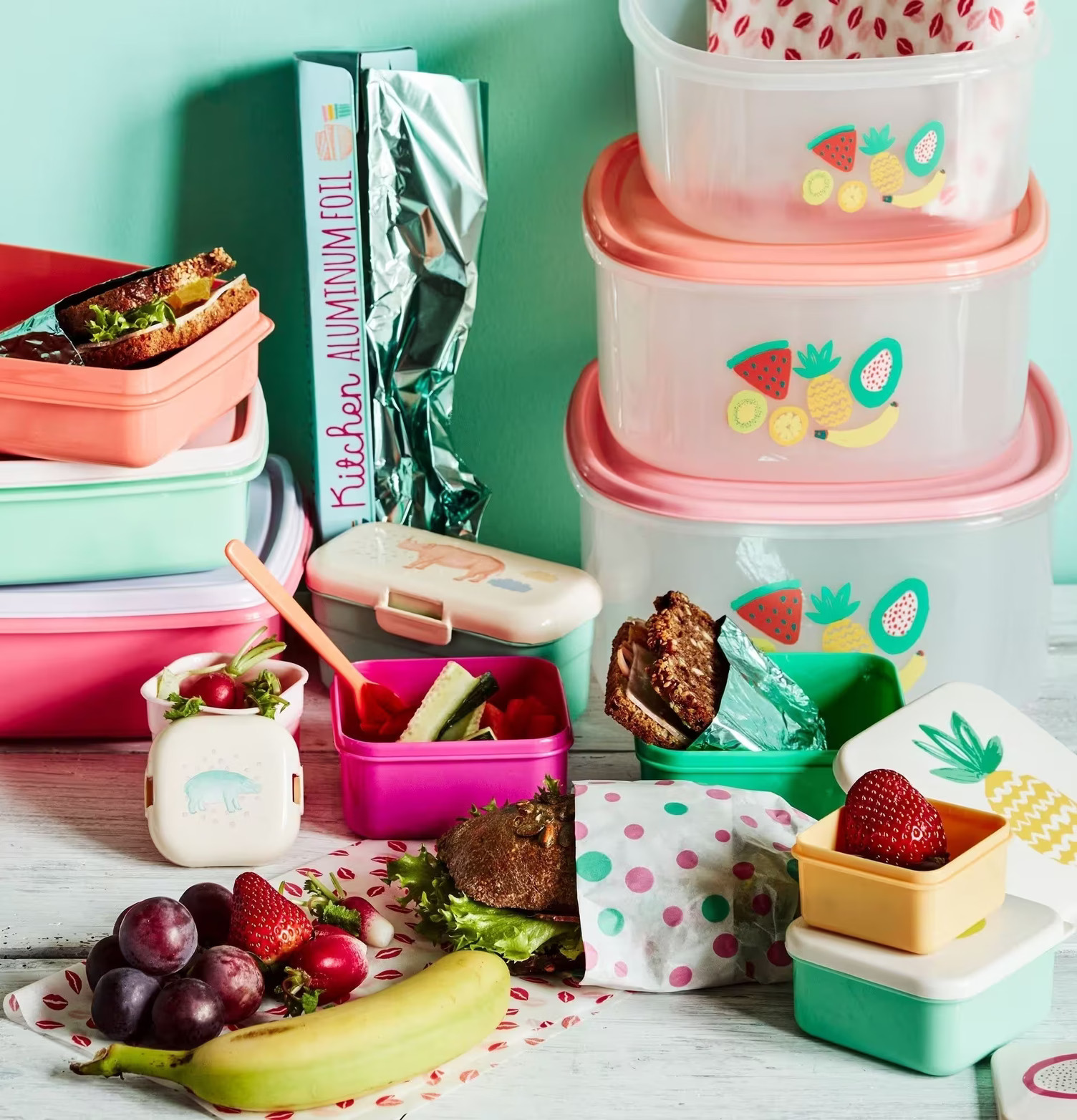 Bild av färgglada lunchboxar och hälsosamma snacks