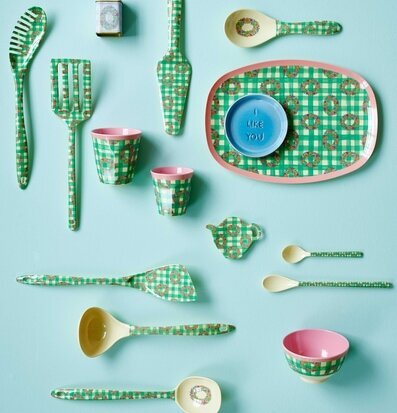 Bild av färgglada köksredskap på pastellgrön bakgrund