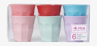 Bild av färgstarka melaminkoppar i olika nyanser