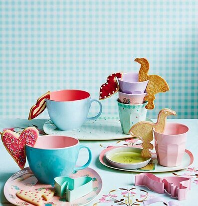 Bild av färgglada och livfulla muggar och småkakor