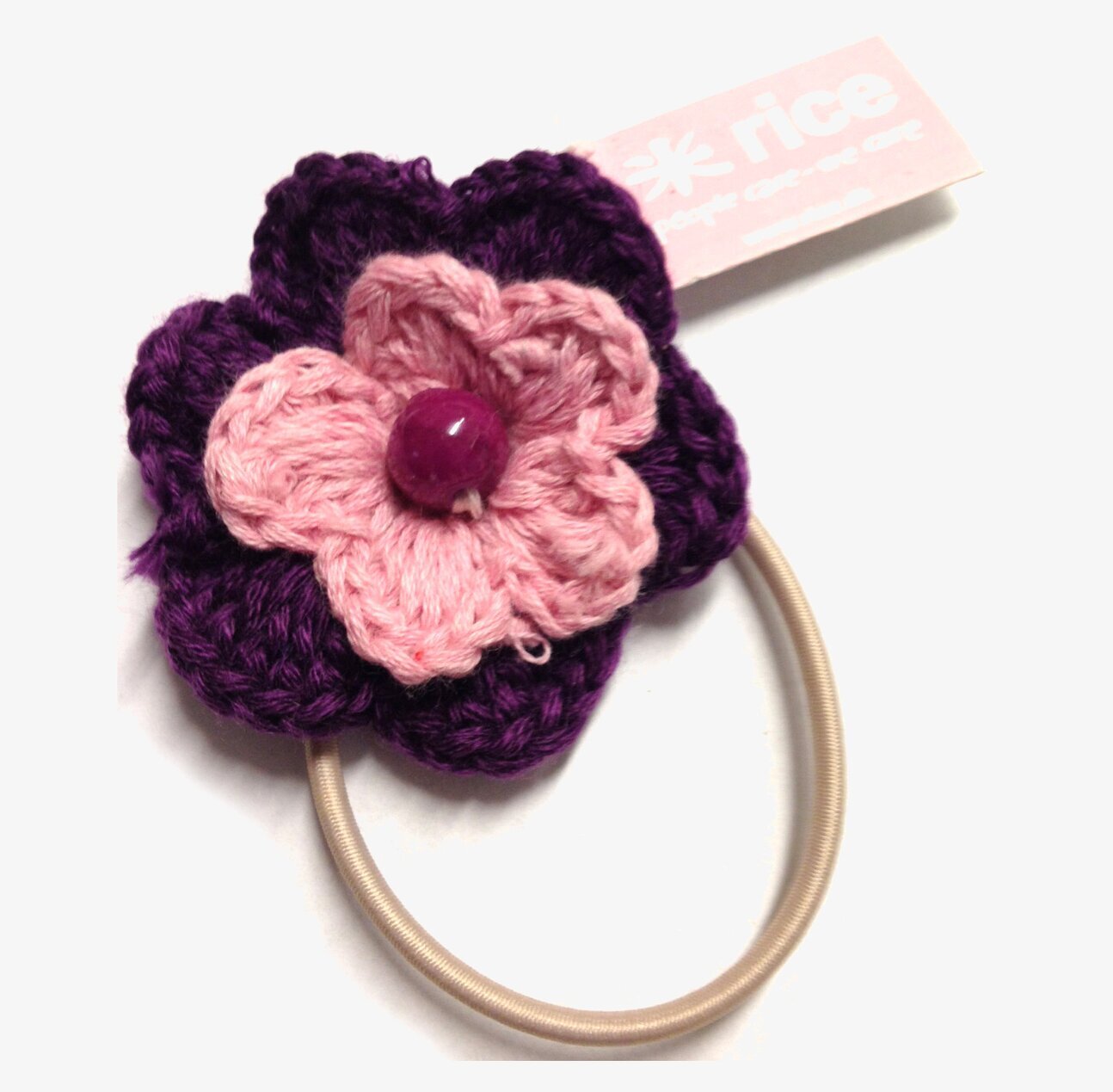 Foto av dekorativ hårsnodd med blomma i lila och rosa