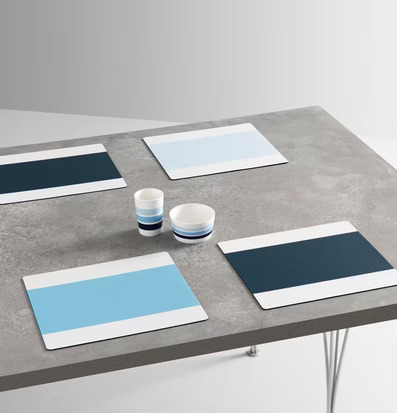 Bild av stilrent dukat bord med blå bordstabletter