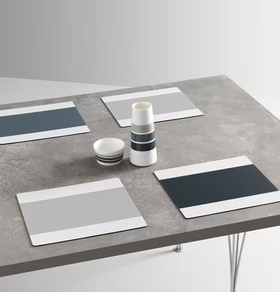 Bild av stilren och modern bordsdukning med tabletter