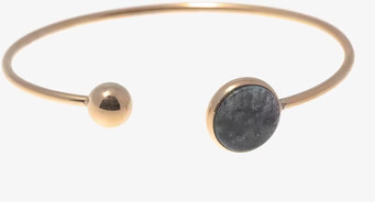 Bild av elegant armband med modern och klassisk stil