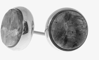 Bild på moderna örhängen med stål och svart design