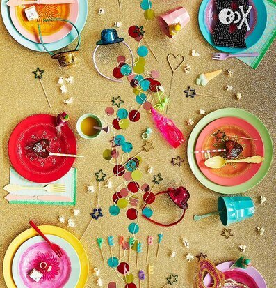 Bild av festlig och färgstark dukning med glamour