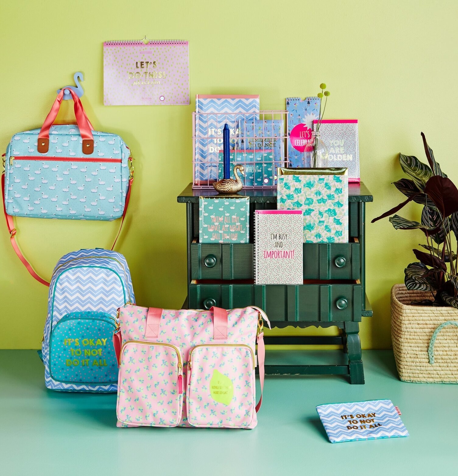 Notebook A4 från Rice med färgglatt omslag på grön byrå