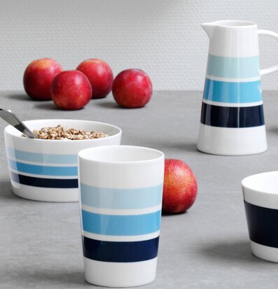 Bild av stilren dukning med skålar och mugg i fokus