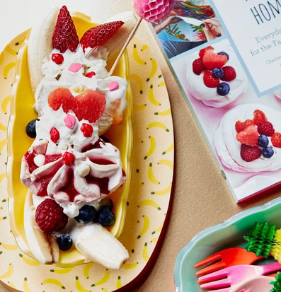 Foto av en färgglad och aptitretande banana split