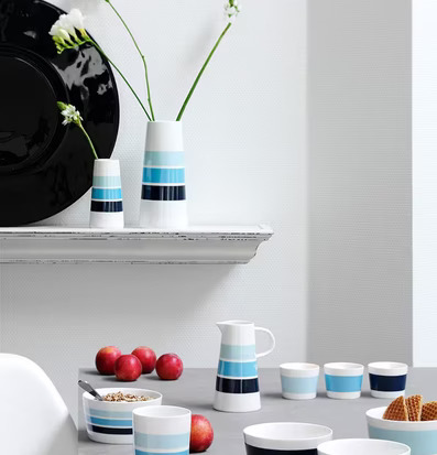 Bild av stilren uppställning av porslinsprodukter