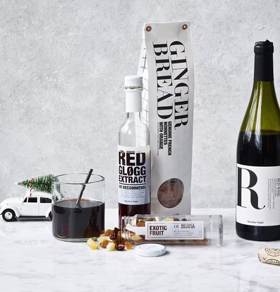 Bild av stilfull produktuppsättning med drycker och snacks