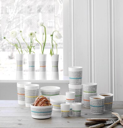 Foto av elegant porslinsarrangemang med modern touch