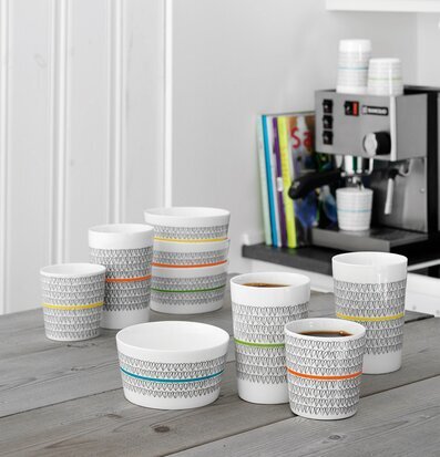 Bild av stilrent kök med färgglada koppar och detaljer