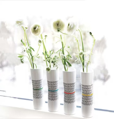 Bild av stilrena vaser med hjärtmönster och blommor