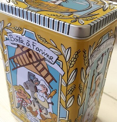 Bild av en charmig och färgglad plåtburk med relief