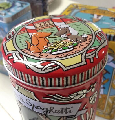 Bild av färgglad plåtburk med hundar och spagetti