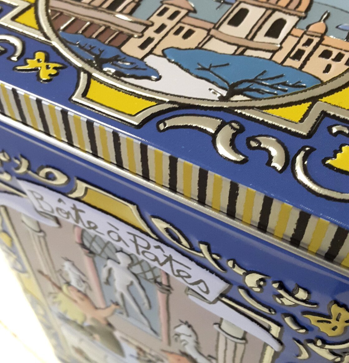 Plåtburk Relief Pasta från Derriére la porte i köksmiljö