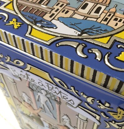 Bild av en dekorativ plåtburk med konstnärlig design