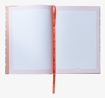 Bild av öppen anteckningsbok med diskreta linjer