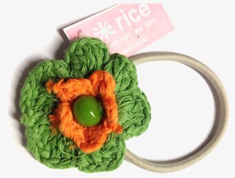 Bild av färgglad hårsnodd med blomdesign och pärla