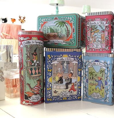 Bild av färgglada plåtburkar med unika mönster och motiv