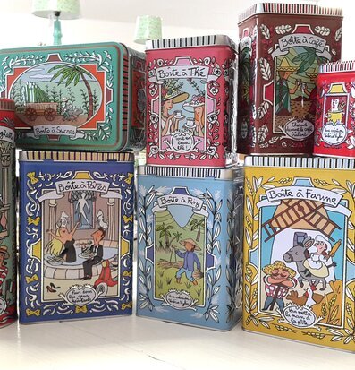 Bild av färgglada plåtburkar med unik design och funktion