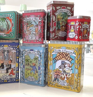 Bild av färgglada och nostalgiska plåtburkar i butik