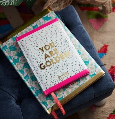 Bild av färgglad anteckningsbok i hemtrevlig miljö