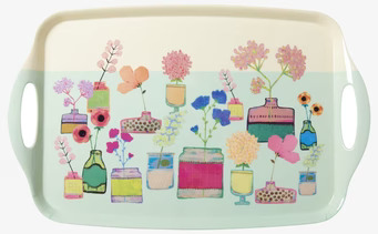 Bild av en färgglad och funktionell bricka med blommönster
