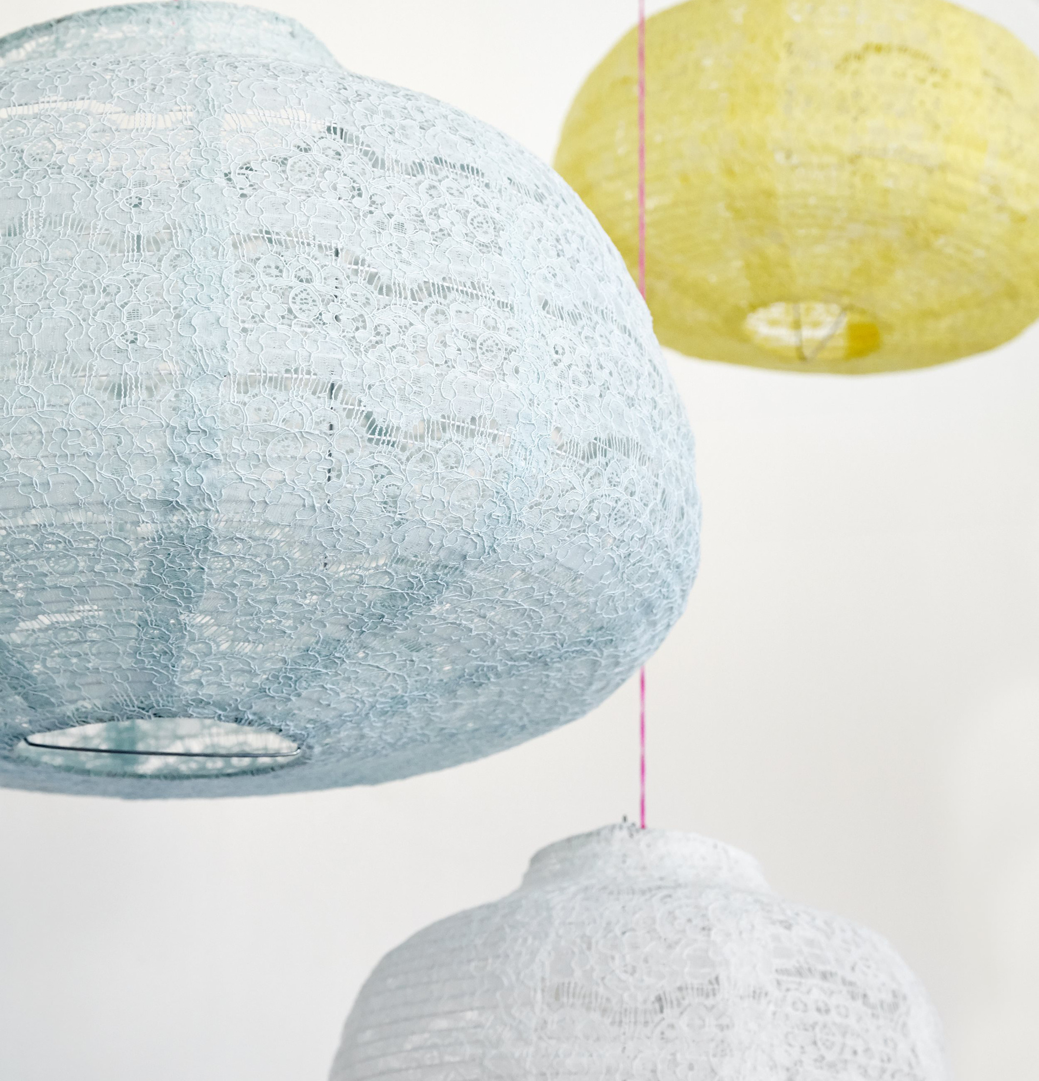 Lampskärm White Lace från Rice med vit spetsdesign