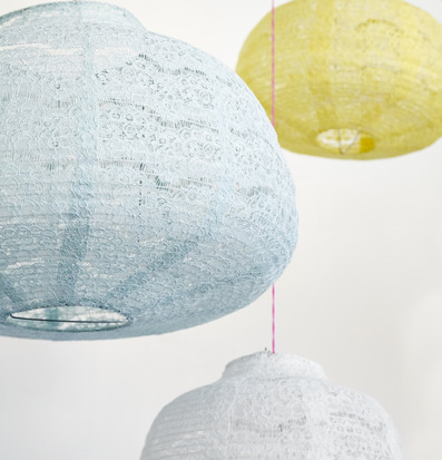 Bild av eleganta och färgglada lampskärmar i spetsmönster