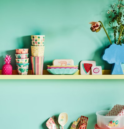 Bild av färgglada skålar och köksartiklar i mintgrönt