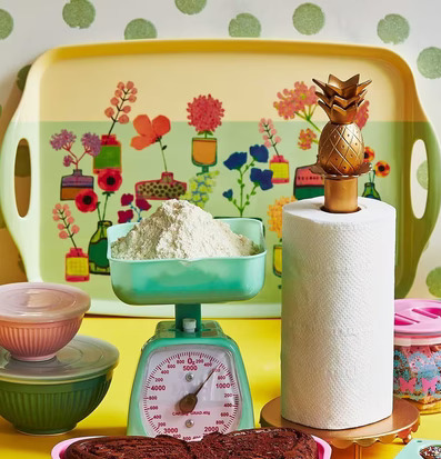 Bild av färgglada köksartiklar och inspirerande miljö