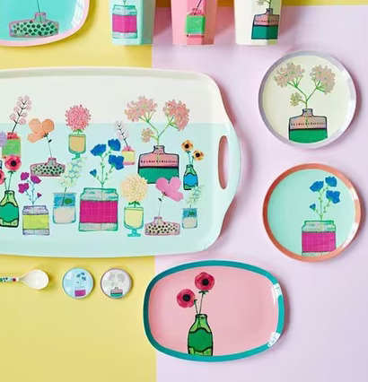 Bild av färgglada brickor och tallrikar i blommönster