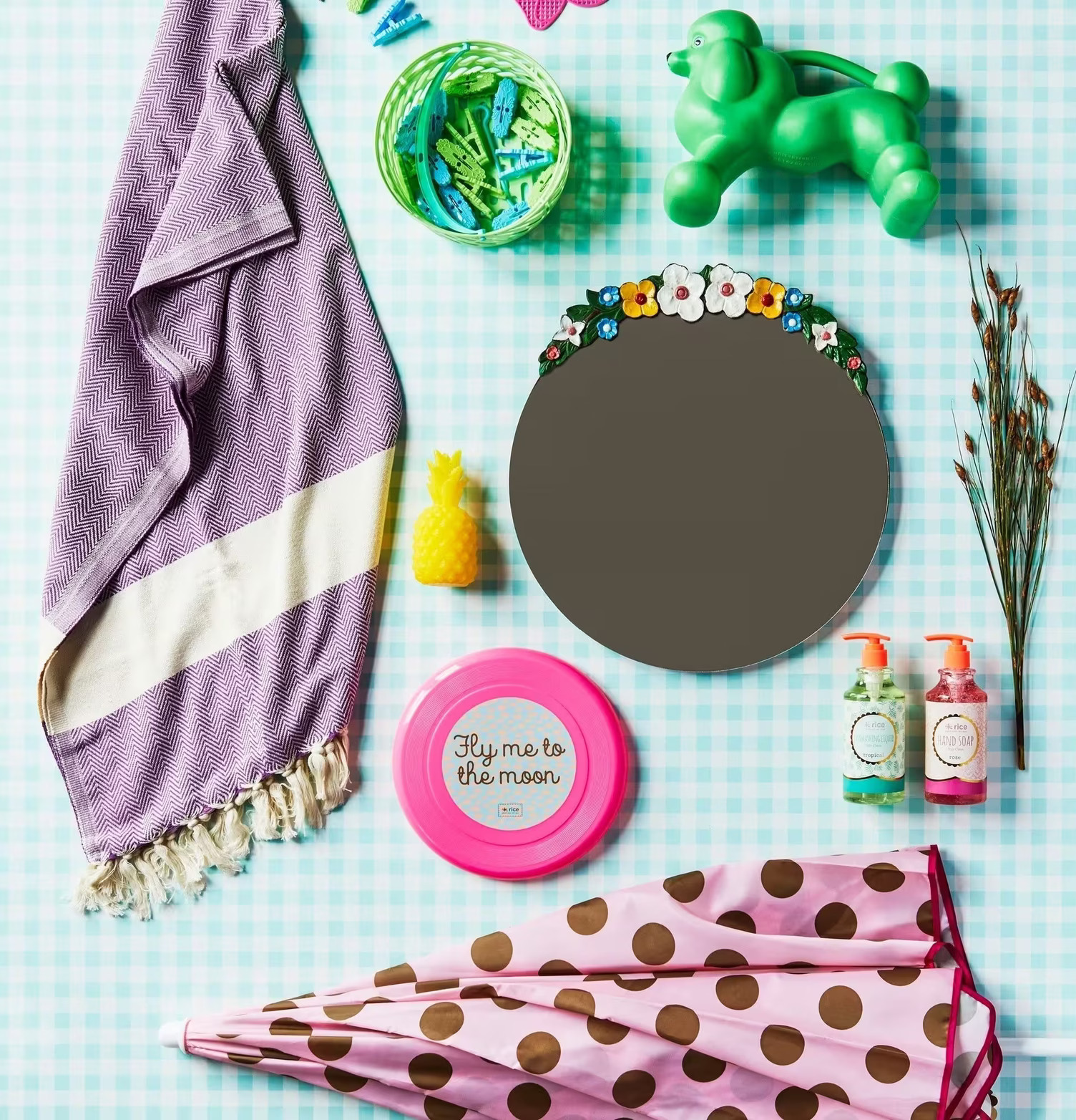 Klädnypor Med Korg Rosa från Rice i en färgglad miljö