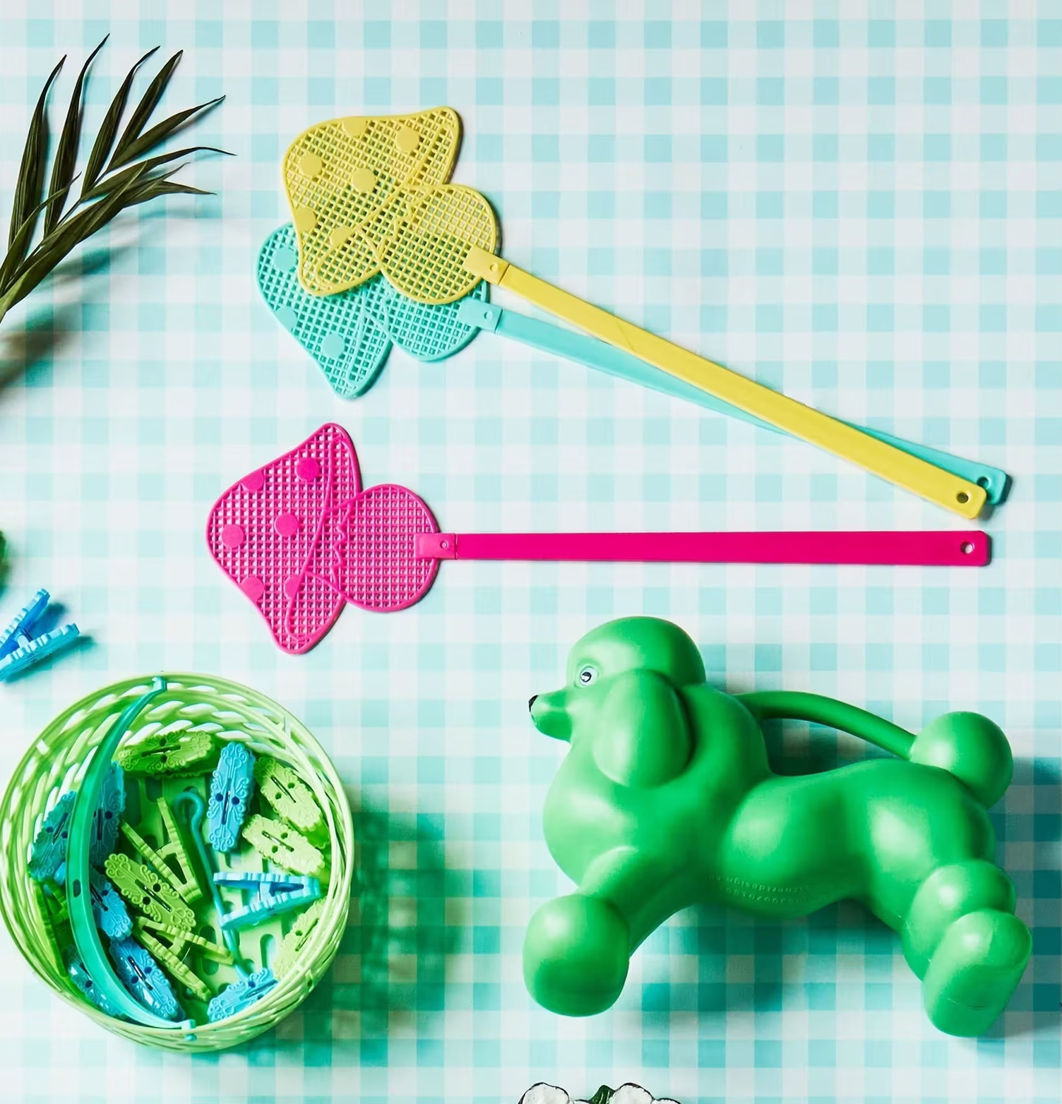 Klädnypor Med Korg Rosa från Rice på rutigt underlag