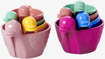 Bild av färgglada och funktionella mätskålar i köket