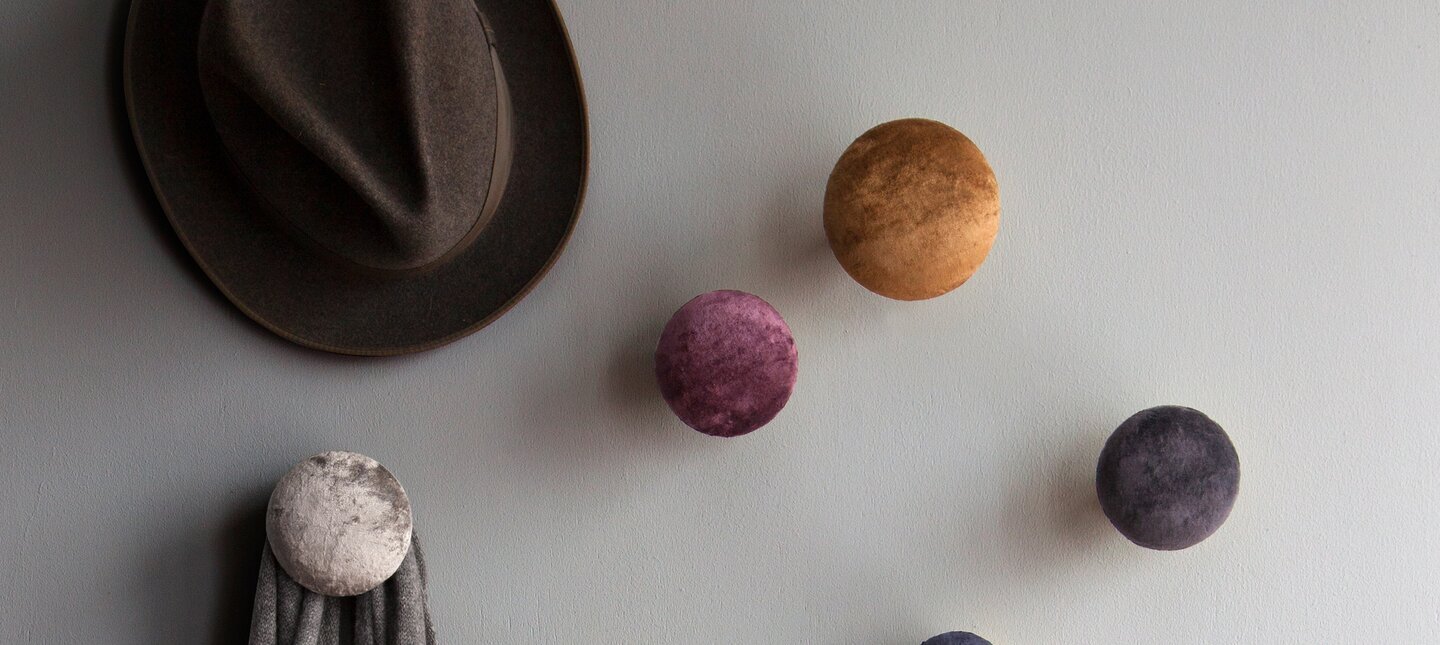 Knopp Sammet Cole L Mustard Mud Grape Petrol M S Krokar & Knoppar Cozy Living Väggknoppar